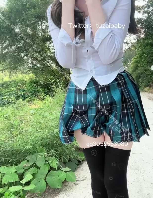 Tuzaibaby 最新露出私拍边走边紫薇 [4V/2.2G]