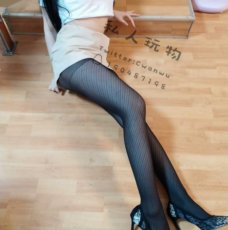 私人玩物 黑丝灰色包臂群 [42P+4V/1.43G]