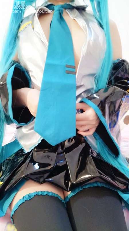 萌白酱 (一口幼桃) COS初音未来 [1V/2.02G]