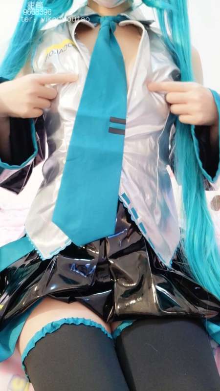 萌白酱 (一口幼桃) COS初音未来 [1V/2.02G]