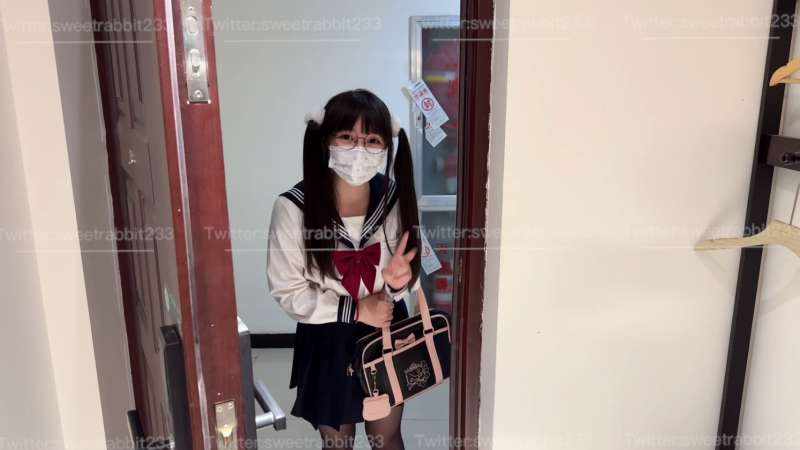 软萌兔兔酱 黑丝陪玩 [2V/1.7G]