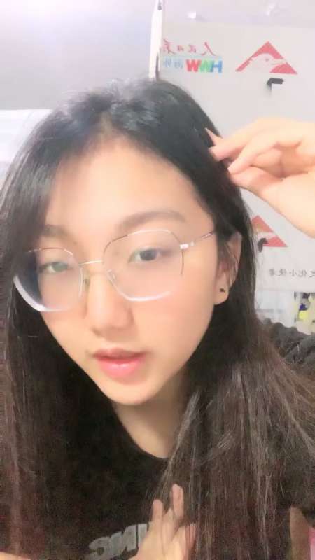 高颜值眼镜娘小野猫尺度直播秀 [10V/2.96G]