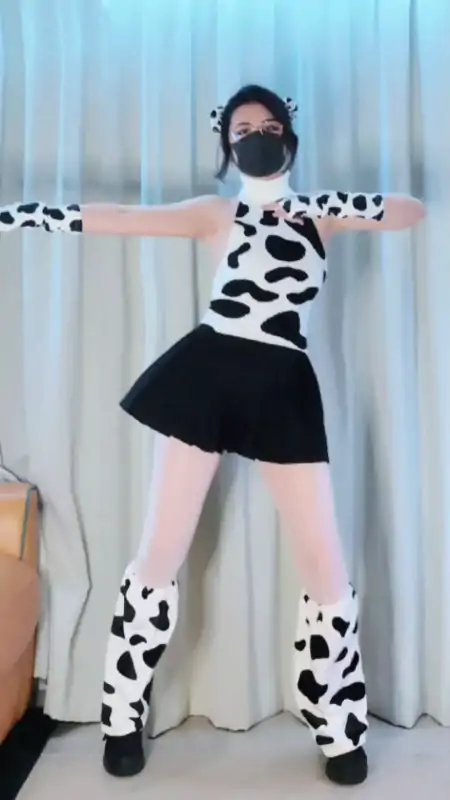 反差网红Naimi奶咪(奶味小咪)四月新作粉红丝袜牛奶糖果舞 [74P+13V/839M]