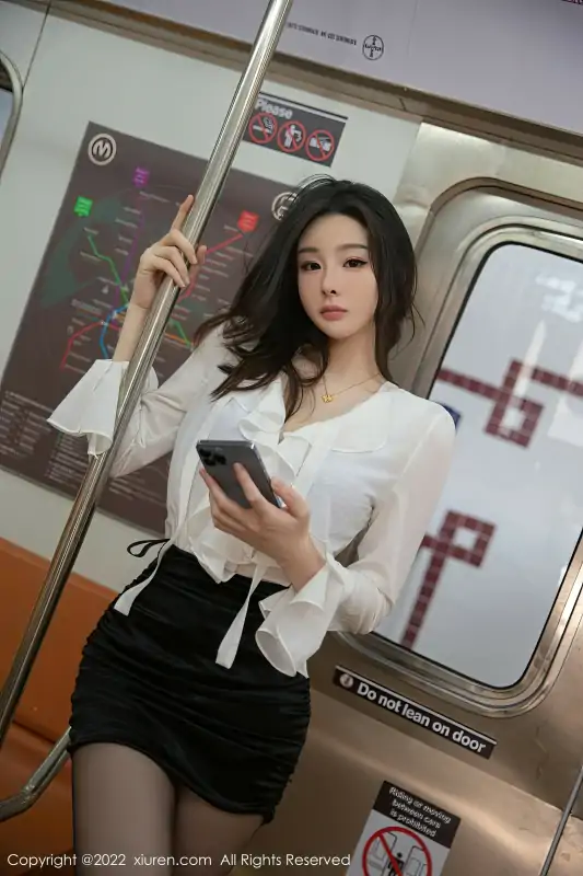 高质量模特是小逗逗(逗本逗鸭)写真作品25套和私拍视图合集 [2103P+22V/3.53G]