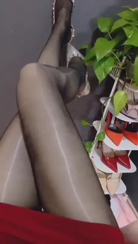 KS网红默宝儿丝足与尺度作 [119V/2.88G]