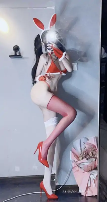 极品网红小艾根本吃不饱2888定制作红白丝 [117P+5V/1.42G]