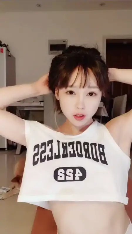 高颜值清纯女主播KIKI(000000)回归秀 [2V/1.59G]