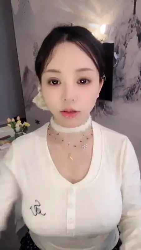 魔鬼身材烤红薯尺度直播 [2V/2.16G]