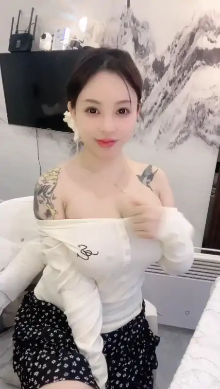 魔鬼身材烤红薯尺度直播 [2V/2.16G]