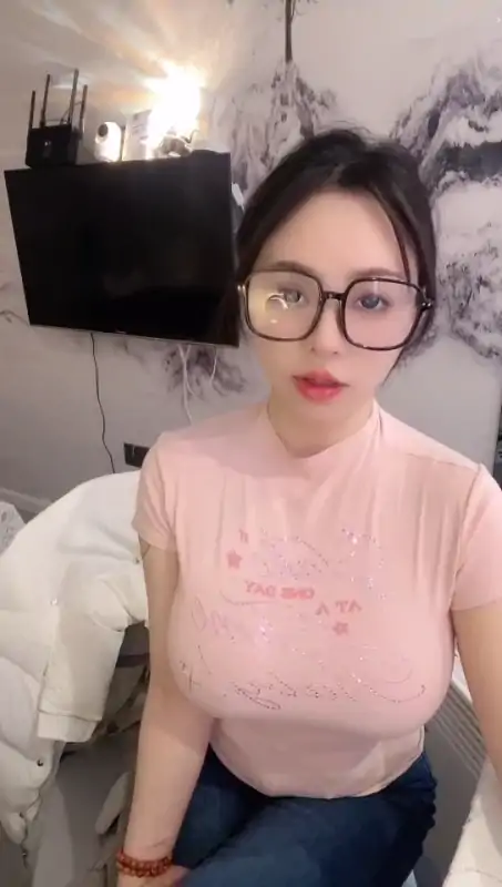 魔鬼身材烤红薯尺度直播 [2V/2.16G]