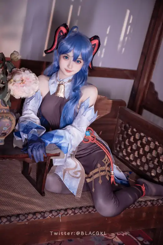 高质量coser白莉爱吃巧克力甘雨和宵宫两套合集 [182P/867M]