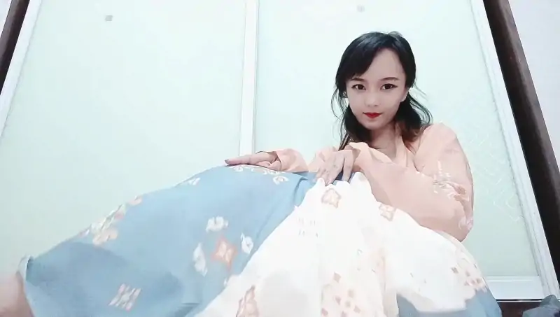 水蜜桃 不想出嫁把初夜要献给爸爸 [1V/1.36G]