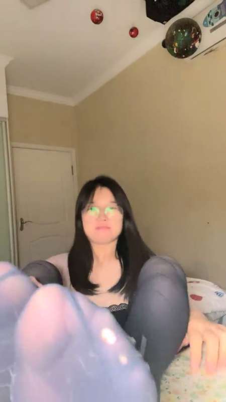 清纯眼镜妹妹 要吃退黑素 [6V/2.4G]