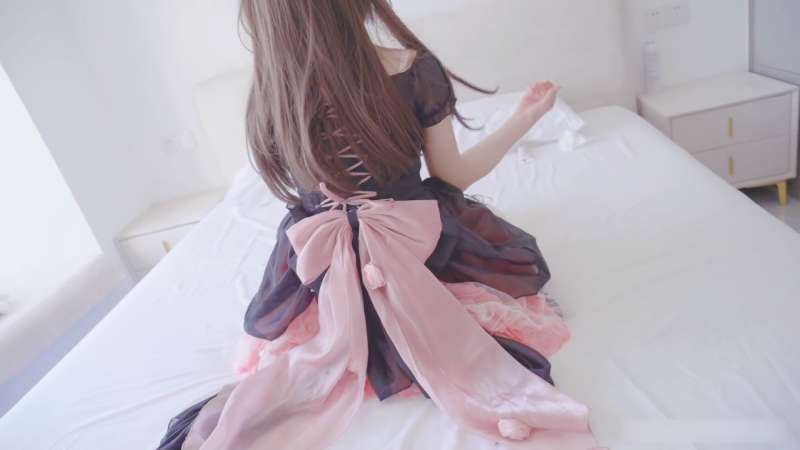 米胡桃(meehutao) 洋装LO裙白丝过膝袜在逃公主 [1V/767M]