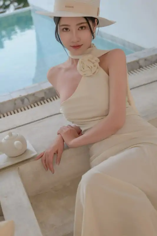 高颜值网红模特年年情迷法兰西 [80P/104M]