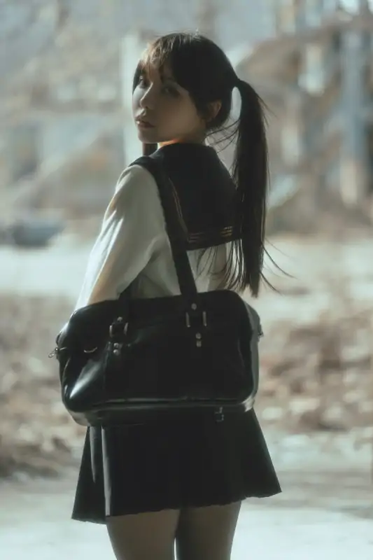 新人网红六味帝皇酱- 废墟上露出的JK少女 [52P/776M]