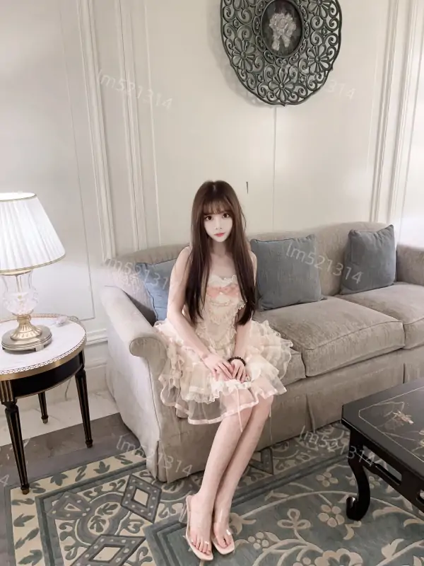 蓝媚er@lm521314 – 新作 6分钟  Cos旗袍黑丝乘骑 [50P+1V/389MB]