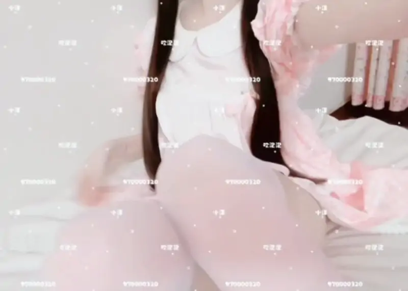 小洋 – 新作 [Tg门槛] 10分钟 Cos白袜睡衣 [2V/470MB]