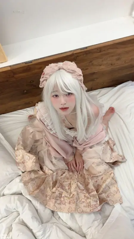 迟早早 – 5分钟 定制私拍阿黑颜 [19P+2V/183MB]