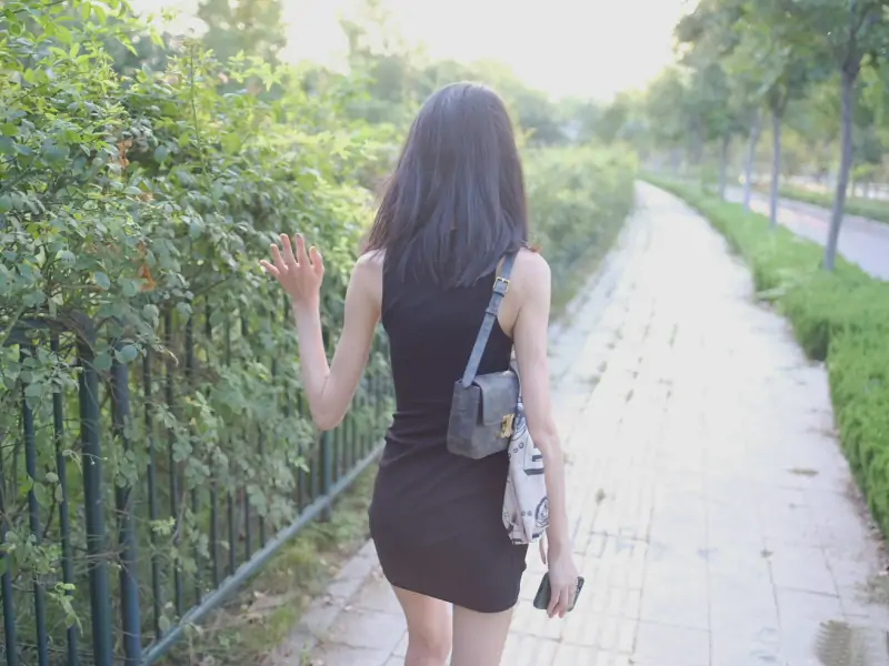 Peipei – 反差小妹户外私拍视图 [17P+14V/320MB]