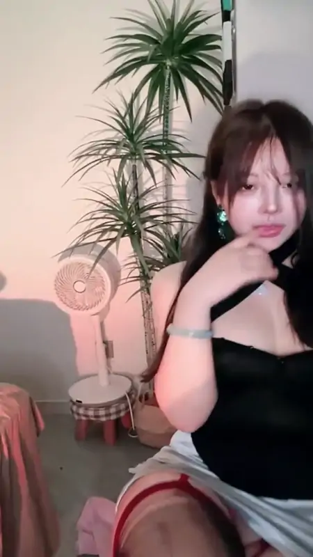 秀人翘臀美女唐泽雪近期直播视频 [5V/2.89G]