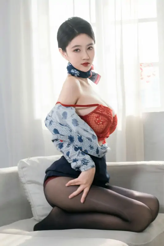 高颜值网红模特年年私房写真视图五套 [389P/1.93G]