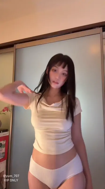 高颜值反差网红玉米yum_707四月新作 [9V/195M]