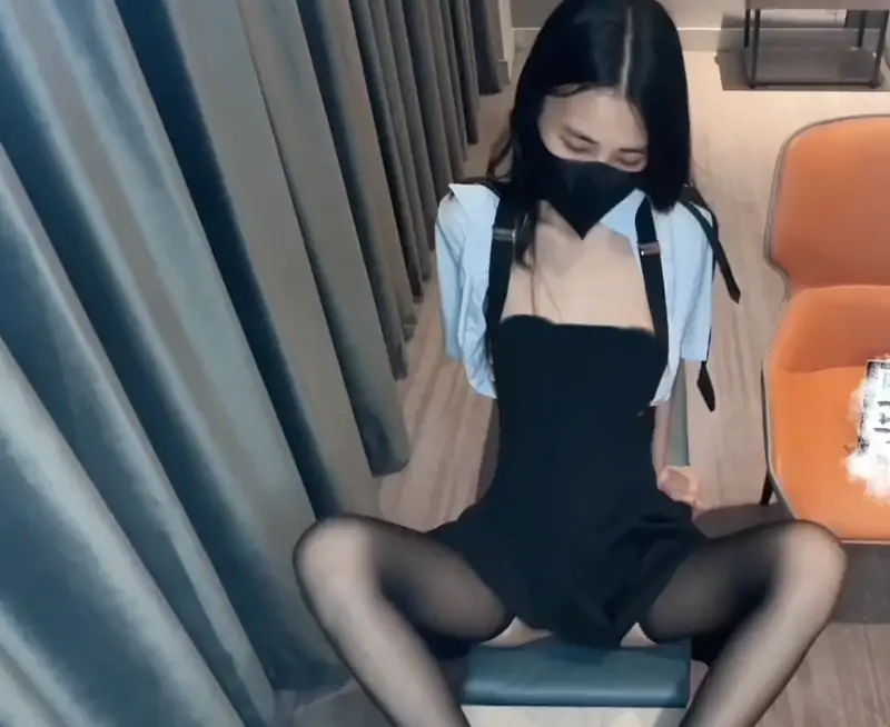 锅锅酱 – 新作 12分钟 黑丝 [1V/260MB]