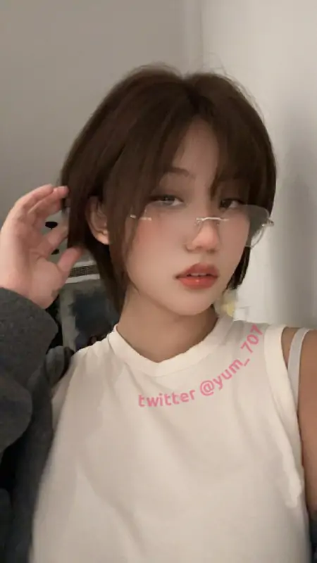 玉米@yum_707 – 新作 8分钟 最新VIP专享 开档丝袜 [74P+2V/917MB]