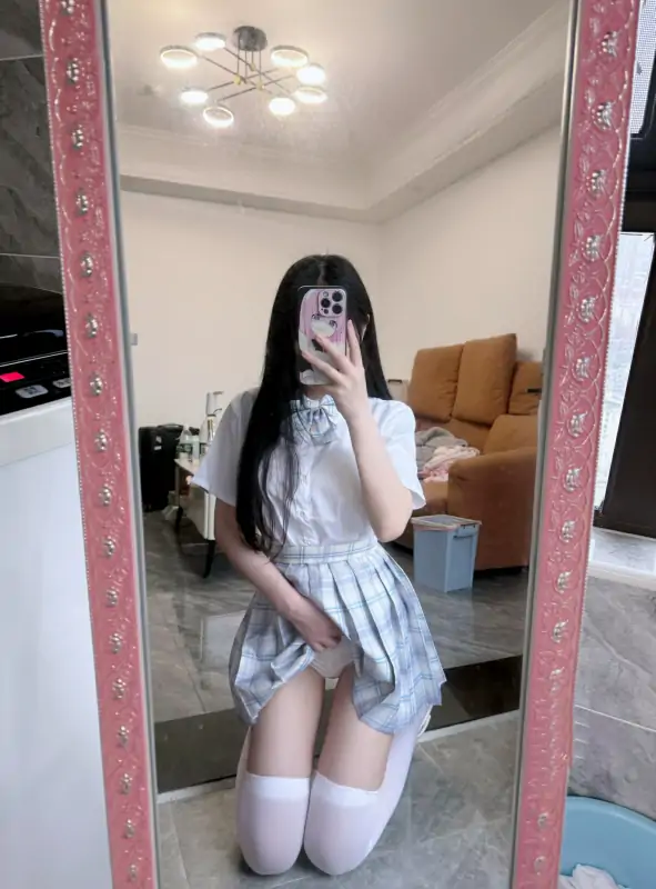 兔三岁(武汉kk) – 新作订阅] 18分钟 Cos[雷姆+小狗可莉] [35P+2V/1.17G]