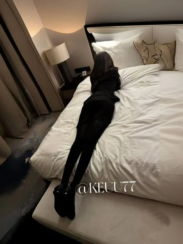 Beria@keuu77 – [288门槛] 1.37小时 顶级长腿反差九头身材订阅 [25P+58V/3.37G]