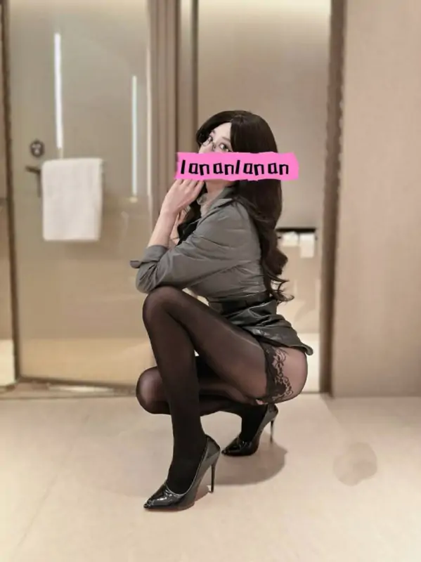 Lananlanan – [520门槛] 顶级反差黑丝妻子出轨无能丈夫 [44P+15V/3.45G]